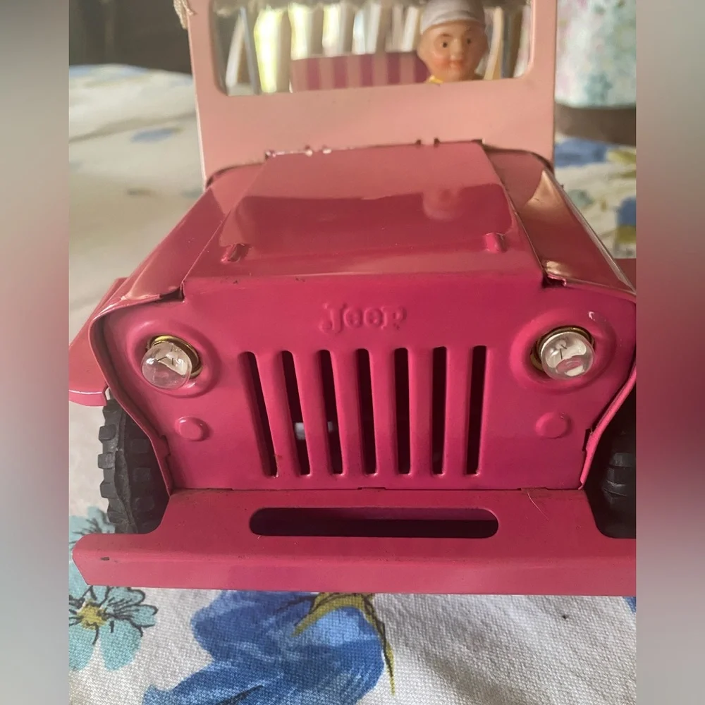 ‘60s Pink Metal Working Jeep